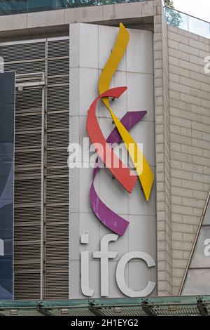 Kowloon, Hongkong - 01. Mai 2017: IFC Shopping Mall Anmelden Hongkong, China. Stockfoto