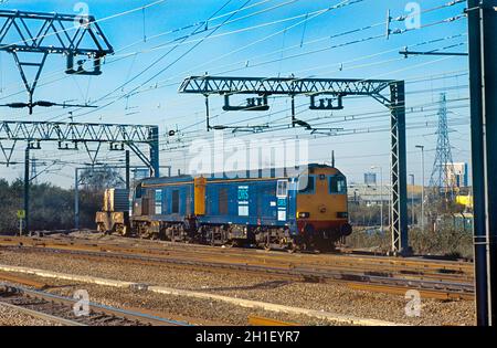 Ein Paar Dieselloks der Klasse 20 mit den Nummern 20306 und 20312 in DRS-Lackierung rundet die Kurve der Kreuzung mit der Kreuzung mit der Kreuzung mit einem Kernkolben, der am 14. März 2003 in Stratford arbeitet. Stockfoto