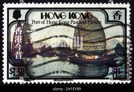 HONGKONG, CHINA - UM 1982: Eine in Hongkong gedruckte Marke zeigt einen Blick auf den Hafen von Hongkong, um 1982 Stockfoto