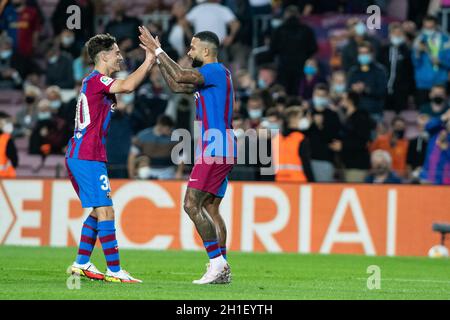 Memphis Depay vom FC Barcelona feiert ein Tor mit Gavi während des Fußballspiels der spanischen Meisterschaft La Liga zwischen dem FC Barcelona und dem FC Valencia am 17. Oktober 2021 im Camp Nou-Stadion in Barcelona, Spanien - Foto: Marc Gonzalez Aloma/DPPI/LiveMedia Stockfoto