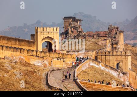 AMER, INDIEN - 18. NOVEMBER 2012: Besucher steigen zum Amer (Amber) Fort auf. Amer (nahe Jaipur), Rajasthan, Indien Stockfoto