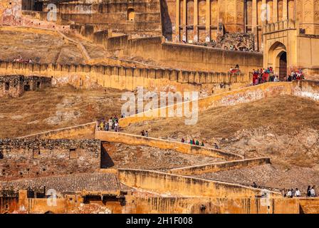 AMER, INDIEN - 18. NOVEMBER 2012: Besucher steigen zum Amer (Amber) Fort auf. Amer (nahe Jaipur), Rajasthan, Indien Stockfoto