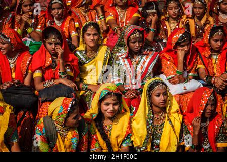 PUSHKAR, INDIEN - 21. NOVEMBER 2012: Unbekannte Rajasthani-Mädchen in traditionellen Outfits bereiten sich auf die Tanzvorstellung beim jährlichen Kamelmarkt Pushkar Mel vor Stockfoto