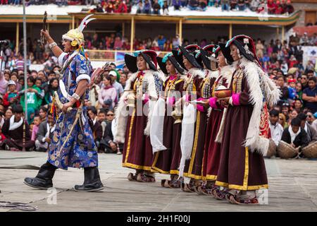 LEH, INDIEN - 08. SEPTEMBER 2012: Tänzer in traditionellen Ladakhi tibetischen Kostümen führen kriegerischen Tanz auf dem jährlichen Festival des Ladakh Heritage in Le Stockfoto