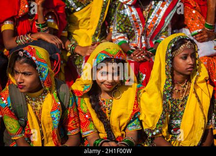 PUSHKAR, INDIEN - 21. NOVEMBER 2012: Unbekannte Rajasthani-Mädchen in traditionellen Outfits bereiten sich auf die Tanzvorstellung beim jährlichen Kamelmarkt Pushkar Mel vor Stockfoto