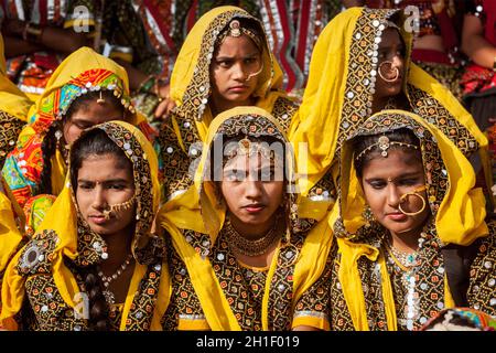 PUSHKAR, INDIEN - 21. NOVEMBER 2012: Unbekannte Rajasthani-Mädchen in traditionellen Outfits bereiten sich auf die Tanzvorstellung beim jährlichen Kamelmarkt Pushkar Me vor Stockfoto