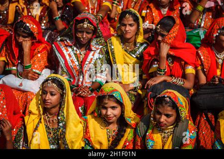 PUSHKAR, INDIEN - 21. NOVEMBER 2012: Unbekannte Rajasthani-Mädchen in traditionellen Outfits bereiten sich auf die Tanzvorstellung beim jährlichen Kamelmarkt Pushkar Mel vor Stockfoto