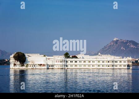 UDAIPUR, INDIEN - 23. NOVEMBER 2012: Lake Palace (Jag Niwas) in Lake Pichola, Udaipur, Rajasthan. Lake Palace ist ein berühmtes Luxushotel und wurde schon immer genutzt Stockfoto