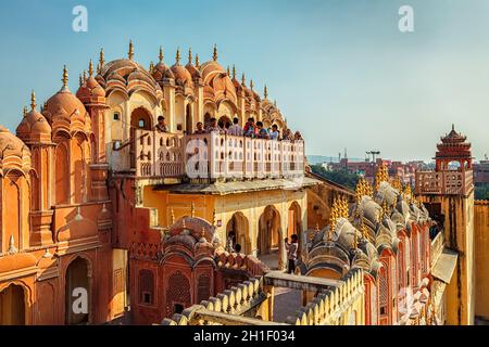 JAIPUR, INDIEN - 18. NOVEMBER 2012: Touristen besuchen Hawa Mahal Palast (Palast der Winde) berühmten Rajasthan Tourismus Wahrzeichen Stockfoto