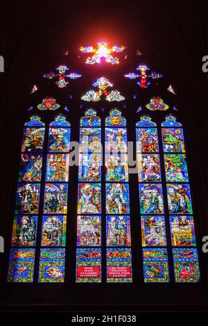 PRAG, TSCHECHISCHE REPUBLIK - 27. APRIL 2012: Buntglasfenster nach dem Entwurf des berühmten tschechischen Jugendstilmalers Alfons Mucha in der St.-Veits-Kathedrale in Prag Stockfoto