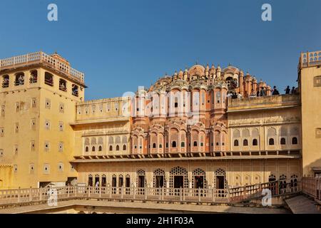 JAIPUR, INDIEN - 18. NOVEMBER 2012: Touristen besuchen Hawa Mahal Palast (Palace of Winds) - berühmten Rajasthan Wahrzeichen Stockfoto