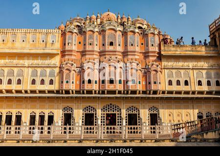 JAIPUR, INDIEN - 18. NOVEMBER 2012: Touristen besuchen Hawa Mahal Palast (Palast der Winde) berühmten Rajasthan Tourismus Wahrzeichen Stockfoto