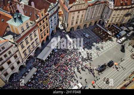 PRAUGE, TSCHECHISCHE REPUBLIK - 26. APRIL 2012: Touristenmassen beobachten Prager astronomische Uhr animierte Figuren stündlich Bewegung auf dem Altstädter Ring Stockfoto