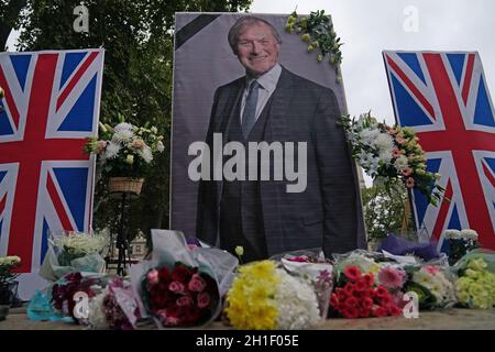 Menschen aus der britischen iranischen Gemeinschaft halten eine Mahnwache für Sir David Amess auf dem Parliament Square in London ab. Bilddatum: Montag, 18. Oktober 2021.