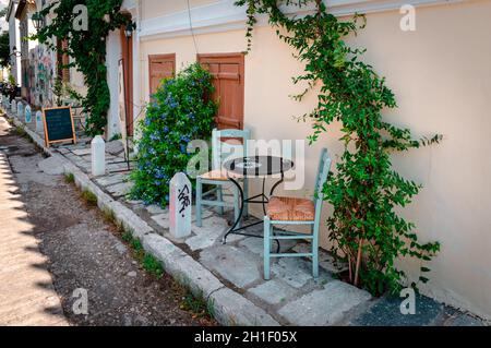 Athen, Griechenland - Oktober 11 2021: Bürgersteig-Café im historischen Viertel Plaka, rund um den nördlichen und östlichen Hängen der Akropolis. Stockfoto