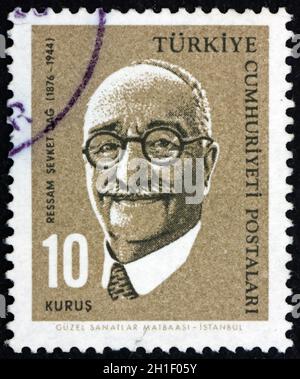 TÜRKEI - UM 1964: Eine in der Türkei gedruckte Briefmarke zeigt Sevket Dag (1876 – 1944), war ein türkischer Maler, Kunstlehrer und Politiker, um 1964 Stockfoto