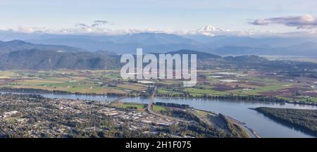 Luftaufnahme von Mission City, Fraser River und mnt Baker im Hintergrund. Stockfoto