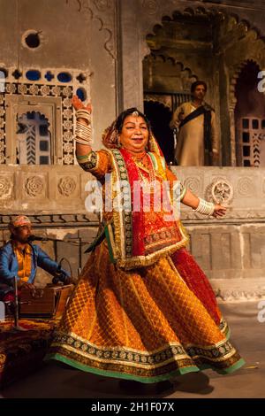 UDAIPUR, INDIEN - NOVEMBER 24: Bhavai Performance - berühmter Volkstanz des indischen Rajasthan-Staates. Performer gleicht Anzahl der irdenen Töpfe aus, während sie sich aufhält Stockfoto