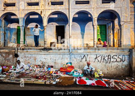 PUSHKAR, INDIEN - 21. NOVEMBER 2012: Indische Straßenverkäufer in der Pushkar-Stadtstraße. Pushkar, Rajasthan, Indien Stockfoto