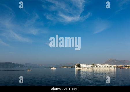 UDAIPUR, INDIEN - 23. NOVEMBER 2012: Blick auf Lake Palace (Jag Niwas) berühmtes Hotel in Lake Pichola in Udaipur, Rajasthan. Es wurde in James Bond gezeigt Stockfoto