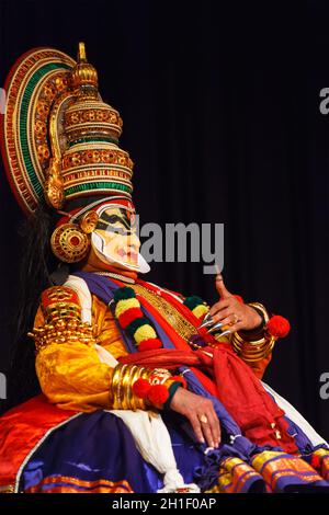 CHENNAI, INDIEN - 8. SEPTEMBER: Traditionelles indisches Tanzdrama Kathakali am 8. September 2009 in Chennai, Indien. Darsteller spielen und Balaram Stockfoto