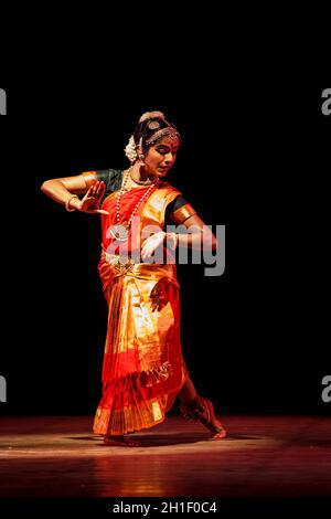 CHENNAI, INDIEN - 28. SEPTEMBER: Bharata Natyam-Tanz, aufgeführt von einer weiblichen Vertreterin am 28. September 2009 in Chennai, Indien. Bharatanatyam ist ein Klassiker Stockfoto