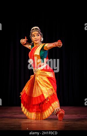 CHENNAI, INDIEN - 28. SEPTEMBER: Bharata Natyam-Tanz, aufgeführt von einer weiblichen Vertreterin am 28. September 2009 in Chennai, Indien. Bharatanatyam ist ein Klassiker Stockfoto