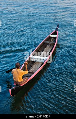 KERALA, INDIEN - 5. MAI 2010: Inder in einem kleinen Kanuboot in Backwaters. Kerala Backwaters sind sowohl große Touristenattraktion und integraler Bestandteil von lo Stockfoto