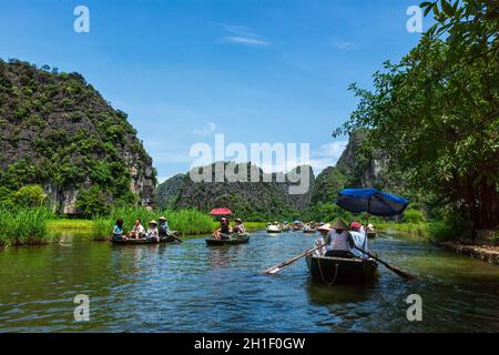 TAM COC, VIETNAM - 12. JUNI 2011: Touristen auf Booten in Tam Coc-Bich Dong beliebtes Touristenziel in der Nähe von Ninh Binh, Vietnam Stockfoto