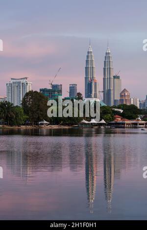 KUALA LUMPUR, MALAYSIA - 19. JUNI: Petronas Twin Towers bei Sonnenuntergang am 19. Juni 2011 in Kuala Lumpur. Sie waren das höchste Gebäude der Welt 1998-20 Stockfoto