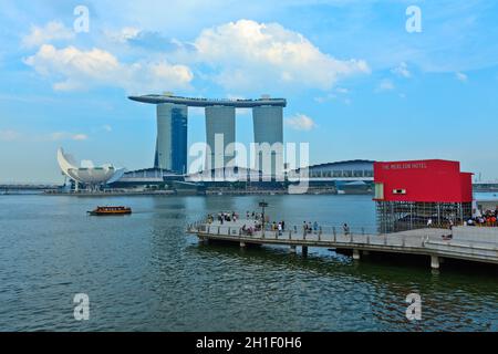 SINGAPUR - 6. MAI: Der Marina Bay Sands Komplex am 6. Mai 2011 in Singapur. Marina Bay Sands ist ein integriertes Resort und gilt als das am meisten e-Resort der Welt Stockfoto