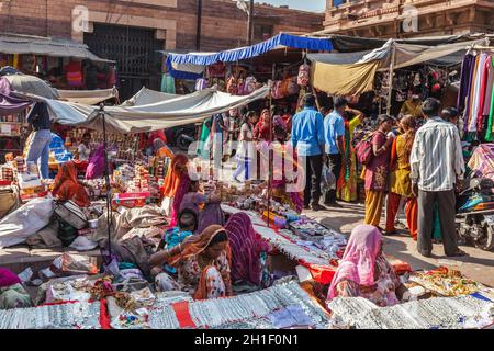 JODHPUR, INDIEN - 26. NOVEMBER 2012: Menschen auf dem indischen Straßenmarkt in Jodhpur, Rajasthan, Indien Stockfoto