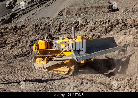 LADAKH, INDIEN - 10. SEPTEMBER 2011: Bulldozer tun Straßenkonstruktion auf Srinagar - Leh National Highway 1 im Himalaya. Ladakh, Jammu und Kaschmir, ich Stockfoto