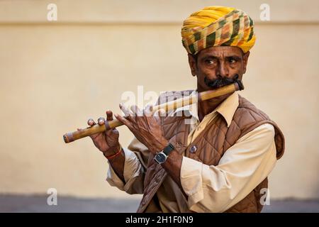 JODHPUR, INDIEN - 26. NOVEMBER 2012: Inder spielt Holzflöte in Mehrangarh Fort, Rajashtan, Indien Stockfoto