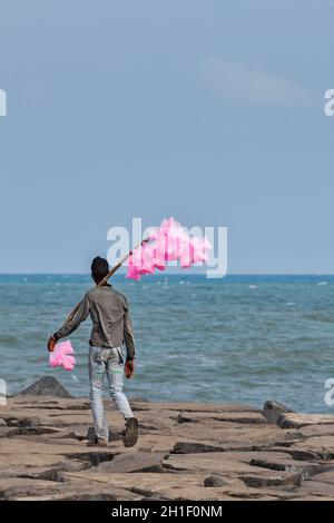 PONDICHERRY, INDIEN - 2. FEBRUAR 2013: Nicht identifizierter indischer Straßenverkäufer von Kandyfloss Stockfoto