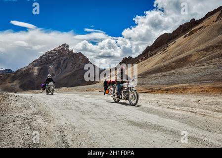 LADAKH, INDIEN - 2. SEPTEMBER 2011: Fahrradtouristen im Himalaya auf dem berühmten Höhenweg Leh–Manali Highway. Himalaya-Fahrradtourismus gewinnt an Popularität Stockfoto