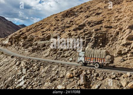 LADAKH, INDIEN - 2. SEPTEMBER 2011: Indischer LKW auf der Manali-Leh-Straße im indischen Himalaya Stockfoto