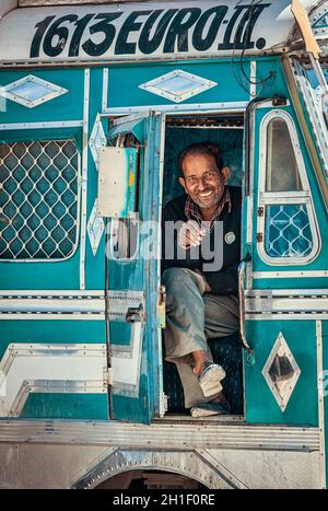 SARCHU, INDIEN - 2. SEPTEMBER 2011: Fahrer eines indischen LKW auf der Manali-Leh-Straße im Himalaya in Ladakh, Indien Stockfoto