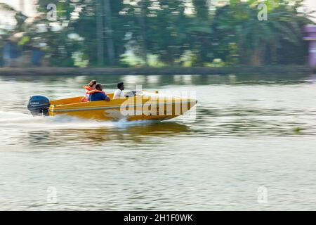 KERALA, INDIEN - 5. MAI 2010: Nicht identifizierte, vorhersehende Touristen im Schnellboot in Backwaters. Kerala Backwaters sind sowohl große Touristenattraktion als auch integr Stockfoto