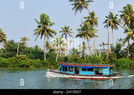 KERALA, INDIEN - 5. MAI 2010: Nicht identifizierte inder in einem kleinen Boot in Backwaters. Kerala Backwaters sind sowohl wichtige Touristenattraktion und integral Stockfoto