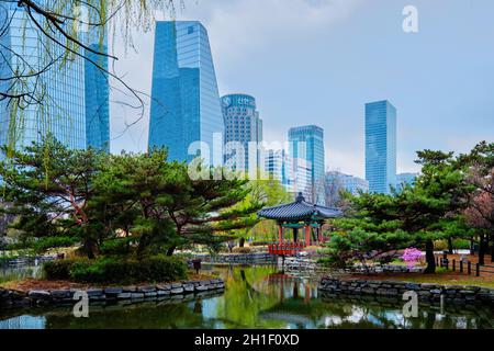 SEOUL, SÜDKOREA - 6. APRIL 2018: Öffentlicher Park im Yeouido Park, umgeben von Wolkenkratzern in Seoul, Korea Stockfoto