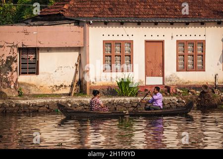 KERALA, INDIEN - 5. MAI 2010: Nicht identifizierte inder in einem kleinen Boot in Backwaters. Kerala Backwaters sind sowohl wichtige Touristenattraktion und integral Stockfoto