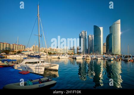 BUSAN, SÜDKOREA - 11. APRIL 2017: Busan Marina mit Yachten, Marina City Wolkenkratzer mit Spiegelung, Südkorea Stockfoto