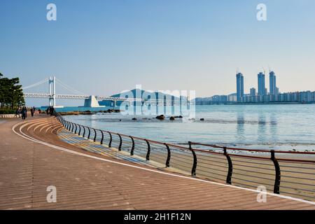 BUSAN, SÜDKOREA - 11. APRIL 2017: Strandpromenade, Wolkenkratzer und Gwangan-Brücke, Südkorea Stockfoto