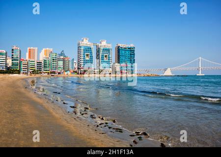 BUSAN, SÜDKOREA - 11. APRIL 2017: Gwangalli Beach in Busan, einer großen Hafenstadt in Südkorea Stockfoto