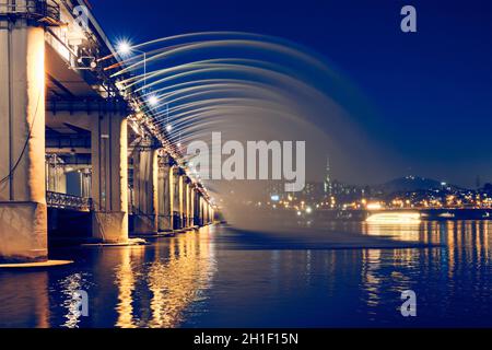 SEOUL, SÜDKOREA - 7. APRIL 2017: Banpo-Brücke Regenbogenbrunnen am Han-Fluss, nachts beleuchtet, Seoul, Südkorea Stockfoto