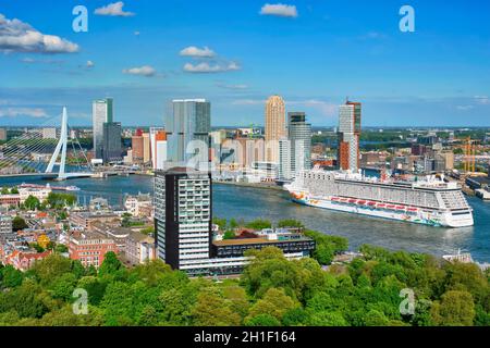 ROTTERDAM, Niederlande - 14. MAI 2017: Blick von Rotterdam Stadt und der Erasmus Brücke Erasmusbrug über die Nieuwe Maas mit Kreuzfahrtschiff von Euroma Stockfoto