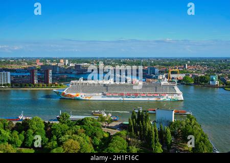 ROTTERDAM , NIEDERLANDE - 14. MAI 2017: Blick auf die Stadt Rotterdam mit Kreuzfahrtschiff in Nieuwe Maas vom Euromast aus Stockfoto
