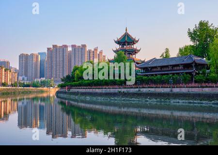 CHENGDU, CHINA - 16. APRIL 2018: Wangjiang Pavilion (Wangjiang Tower) Park (Wangjianglou Park) Blick über den Jinjiang Fluss, Chengdu, Sichuan, China auf su Stockfoto