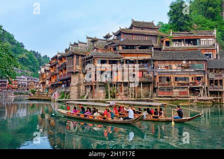 FENGHUANG, CHINA - 21. APRIL 2018: Chinesisches Touristenattraktionsziel - Feng Huang Ancient Town (antike Stadt Phoenix) am Tuo Jiang Fluss mit bri Stockfoto